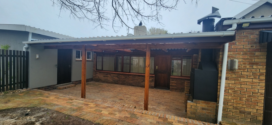 To Let 3 Bedroom Property for Rent in Meadowridge Western Cape